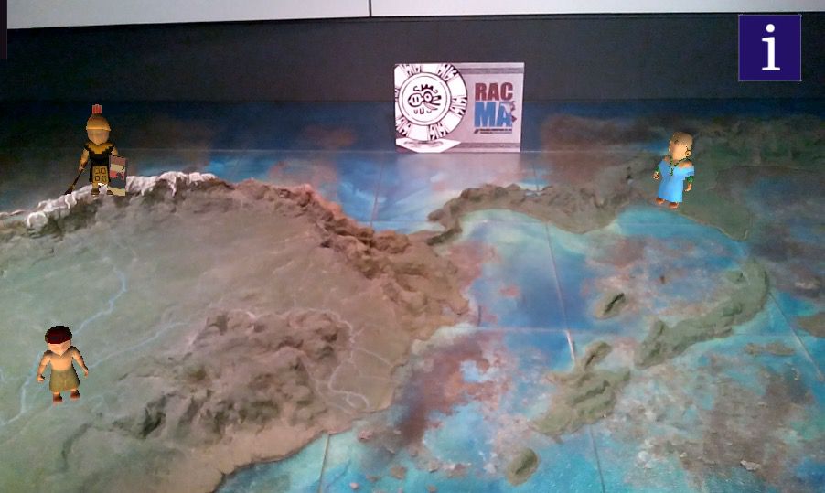 Vista de el mapa del Museo de América que se encuentra en el suelo de una sala del museo y los visitantes tienen que pasar por una pasarela que esta? a 1 metro por encima de la obra.