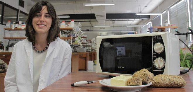 La inventora del cuchillo, Laura García Molina, en el laboratorio de Ingeniería Química de la Universidad de Granada (FOTO: UGRDIVULGA).
