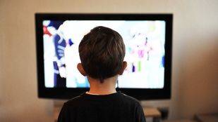 Un estudio advierte de la sobreexposición que sufren los niños españoles a anuncios de ‘comida basura’ en televisión