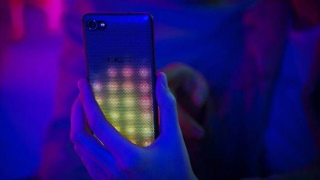 Alcatel A5 LED, primer smartphone con carcasa LED interactiva