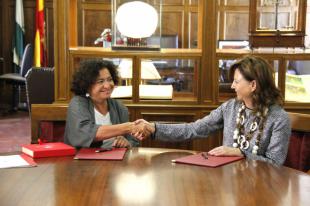 La rectora de la UGR, Pilar Aranda junto a Ángeles Delgado, presidenta de Fujitsu España