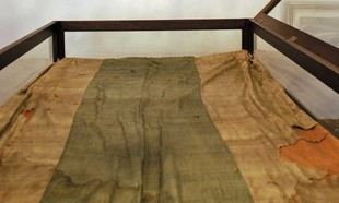 La primera bandera argentina era azul índigo, no celeste y blanca