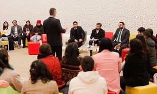 Boric promueve oportunidades laborales para jóvenes en conversatorio educativo