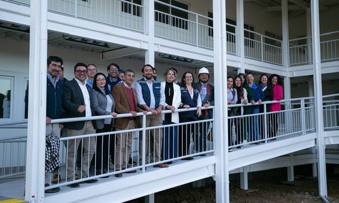 Arratia supervisa obras educativas en San Antonio con alto avance