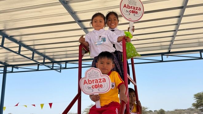 Transforman colegios rurales en Piura con juegos y paneles solares