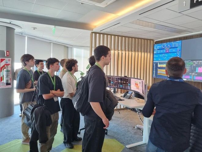 Estudiantes de Tecnología Digital visitan oficinas de YPF y su RTIC