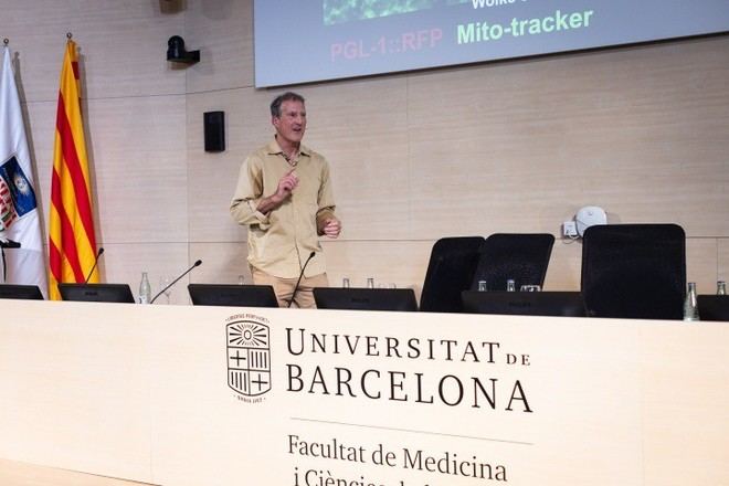 Craig C. Mello inspira a jóvenes investigadores en Barcelona