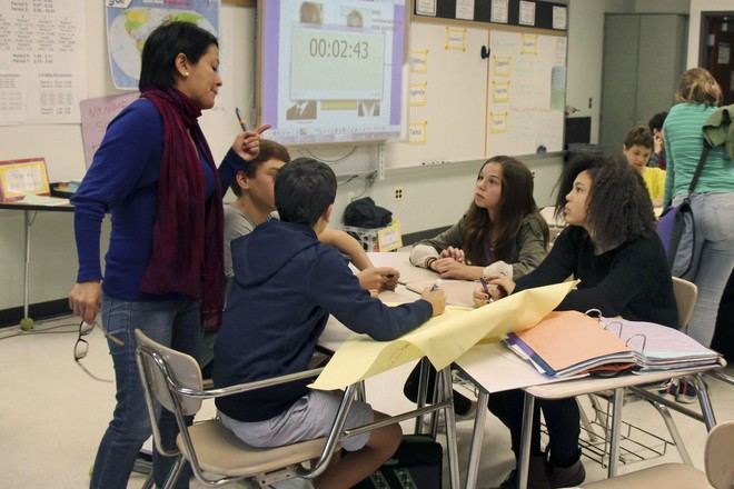 Tutores abogan por incluir la IA en el currículo escolar ante métodos de enseñanza obsoletos