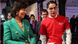 La presidenta de Banco Santander, Ana Botín, con un emprendedor durante la presentación de Santander X