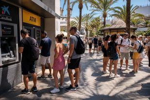 El verano que puede dejarte sin dinero: la red de cajeros entra en zona crítica