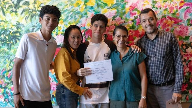 Estudiantes brillan en el Mathematic Challenge y obtienen becas universitarias
