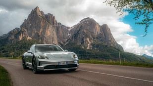 Gabi Jílková, la piloto de desarrollo del equipo TAG Heuer Porsche, disfruta de la conducción en los Alpes