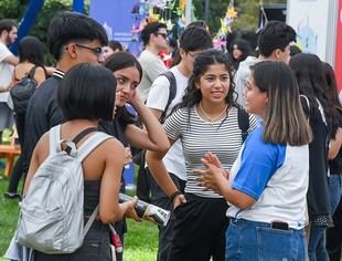 La universidad acompaña a nuevos estudiantes en su emocionante ingreso