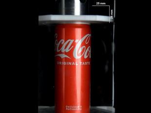 Investigadores analizan el aplastamiento de latas y su relación con la matemática de la formación de corrugaciones