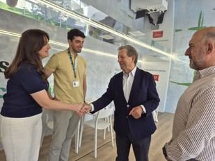 Visita del alcalde al Autobús del Emprendedor en Villanueva de la Cañada