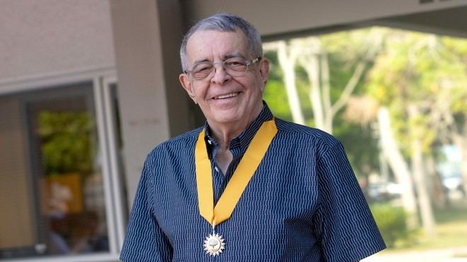 Universidad del Norte honra a Armando Benedetti con Medalla Roble Amarillo