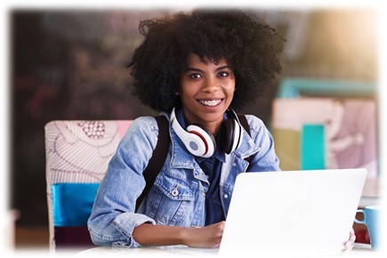 Booking.com, nuevo programa de becas para chicas tecnológicas