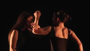 La Aula de Teatro de la USC presenta 'Irmás' en el XIII Congreso Mundial de Teatro en Lituania