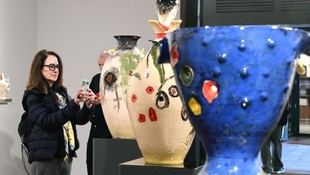 Exposición de escultura cerámica de Xurxo Oro Claro en el Colexio de Fonseca