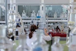 Abren solicitudes para ayudas a contratos de investigadores doctores en Castilla-La Mancha