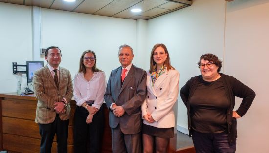 Académicos españoles abordan derecho laboral y medioambiental en Chile