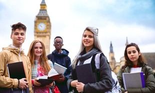 Más de 100.000 jóvenes españoles buscan oportunidades en el extranjero cada año