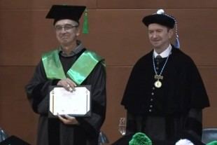 Adrián Escudero recibe el título de 'Profesor Honoris Causa' en la UTPL de Ecuador