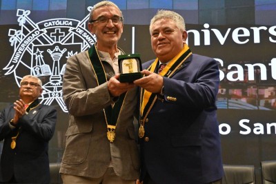Adrián Escudero recibe reconocimiento en Perú por su labor investigadora