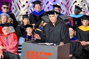 Aravena insta a graduados de arquitectura a liderar con amabilidad y verdad