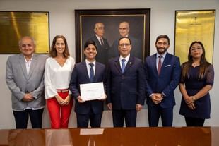 Alessandro Pacheco recibe beca para estudiar Medicina en Cayetano Heredia