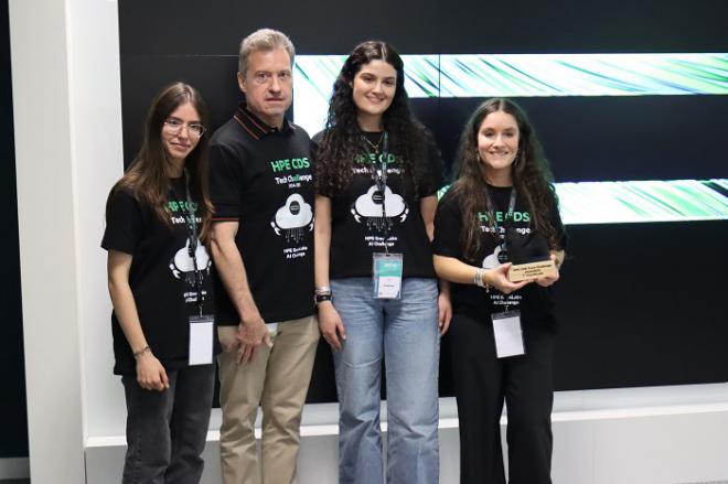 Alfredo Yepez, presidente y consejero delegado de HPE España, con el equipo ganador