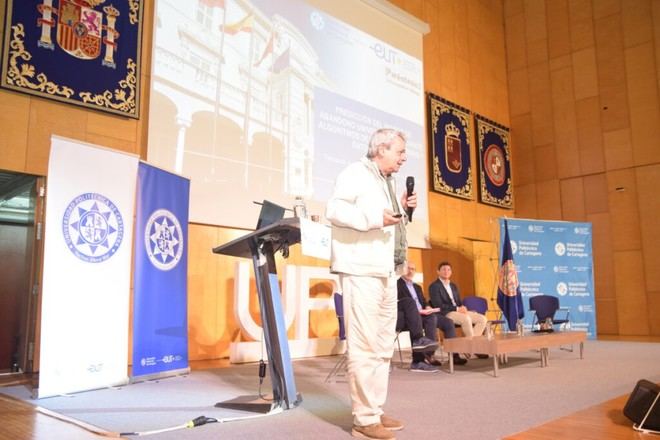 Algoritmos para prevenir el abandono universitario en España
