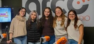 Alumnas de UNEATLANTICO presentan su programa de radio "6 voces, 1 mundo" en Arco FM