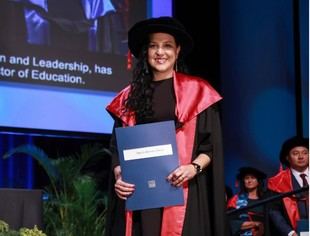 Ángela Baeza recibe premio por su labor en educación indígena australiana