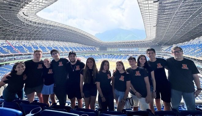 Alumnos de Anáhuac dialogan con el Comité del Mundial FIFA 2026