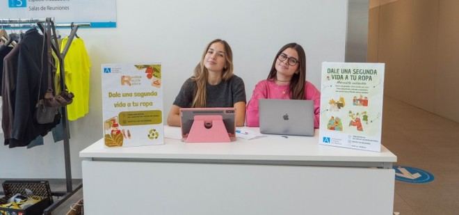 Estudiantes de UNEATLANTICO realizan un Mercado Sostenible para reciclar ropa