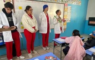 Estudiantes universitarios brindan atención en Feria de Salud Escolar