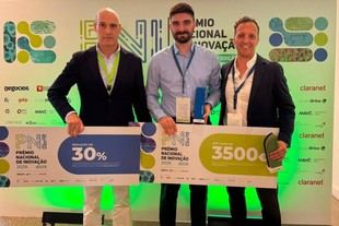 Augusto Costa Franco de Sigma Easy Charge recibe el Trofeo Innovation Champion en el Premio Nacional de Innovación