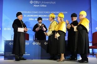 Ana Pastor y Laureano Molins reciben el doctorado honoris causa en la Universitat CEU Abat Oliba