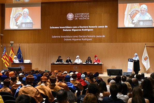 Lola Higueras recibe el título de doctora honoris causa en la UPV durante la apertura del curso 2025-2026