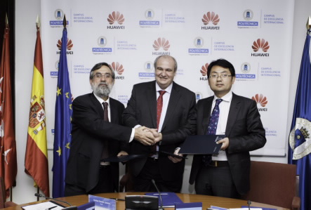 Don Carlos Conde Lázaro, Rector de la Universidad Politécnica de Madrid, y el Sr. Don Walter Ji, CEO de Huawei España en la firma del acuerdo del Primer Curso de LTE