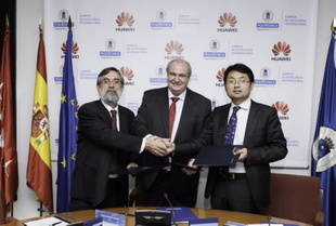 Don Carlos Conde Lázaro, Rector de la Universidad Politécnica de Madrid, y el Sr. Don Walter Ji, CEO de Huawei España en la firma del acuerdo del Primer Curso de LTE