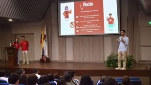 Estudiantes debaten sobre inteligencia artificial y participación política