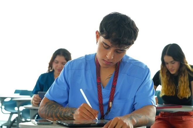 OCDE revela desafíos en educación en Colombia bajo gobierno de Petro