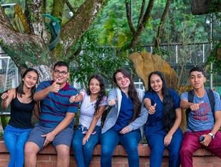 Escuelas promueven participación democrática de jóvenes en Colombia
