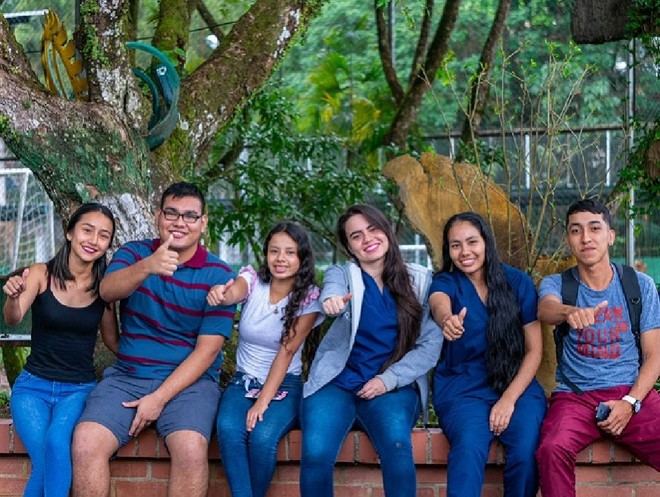 Escuelas promueven participación democrática de jóvenes en Colombia