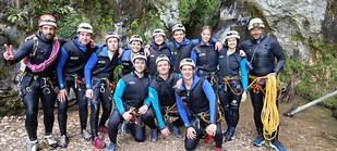 Descenso de barrancos en la cueva de Leze con estudiantes