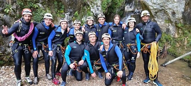 Descenso de barrancos en la cueva de Leze con estudiantes