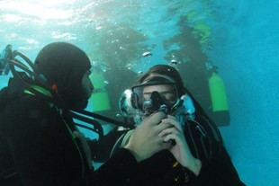 Becas para estudiantes en bautismo de buceo a cambio de compromiso social