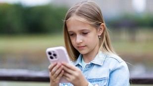 Expertos abogan por un diseño seguro en redes sociales para proteger a los menores